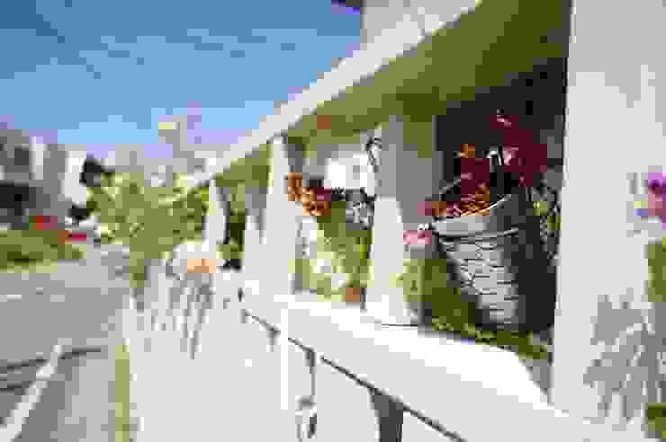 白いアメリカン フェンスとローズガーデン White Woodfence Rosegarden Homify