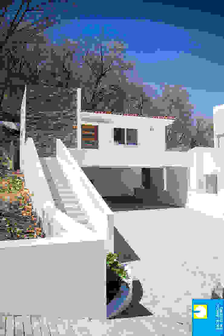 la cochera Excelencia en Diseño Casas minimalistas Concreto Blanco garage