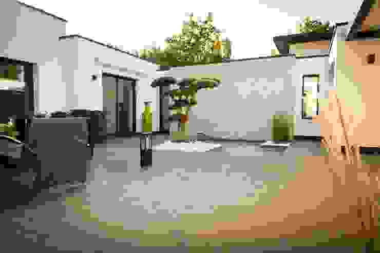 Lame de terrasse en bois composite TimberTech® Terrain TimberTech Balcon, Veranda & Terrasse méditerranéens Bois composite Gris Plante,Immeuble,Propriété,Fenêtre,Ciel,Plante d&#39;appartement,Ombre,Design d&#39;intérieur,Bois,Étage