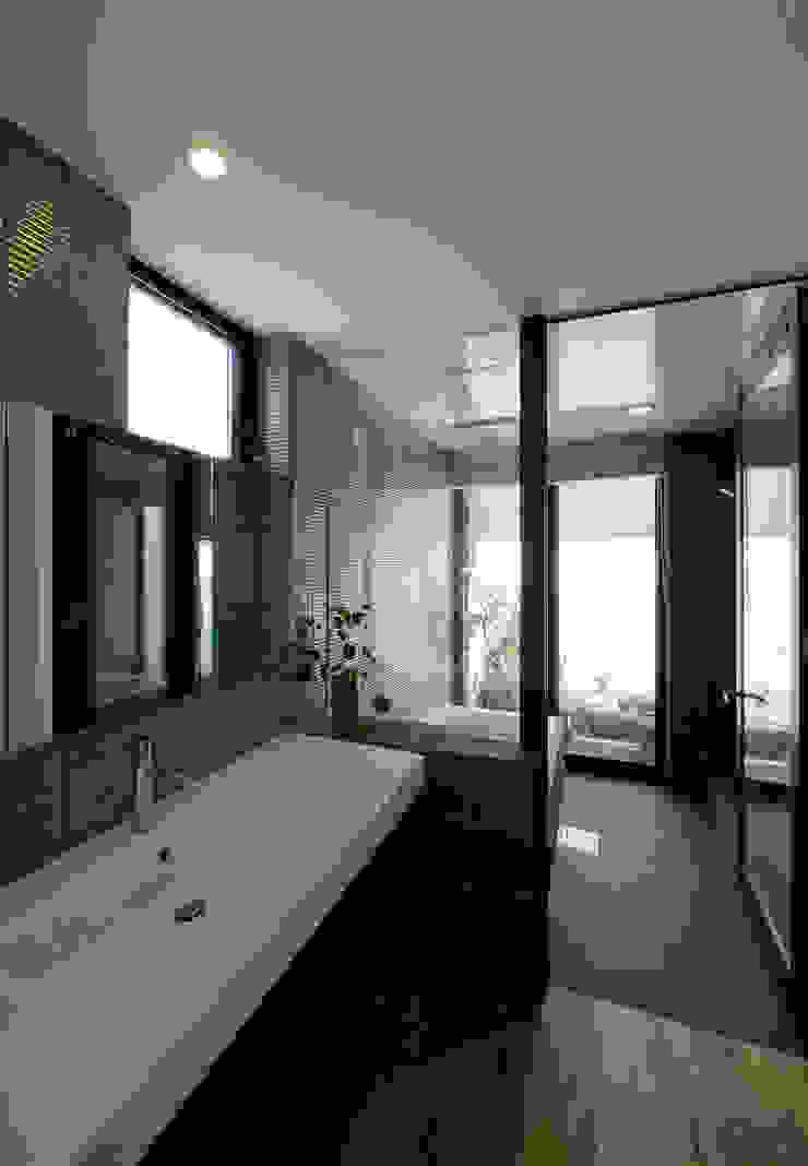 浴室 洗面 LIC・山本建築設計事務所 モダンな スパ タイル 灰色 浴室