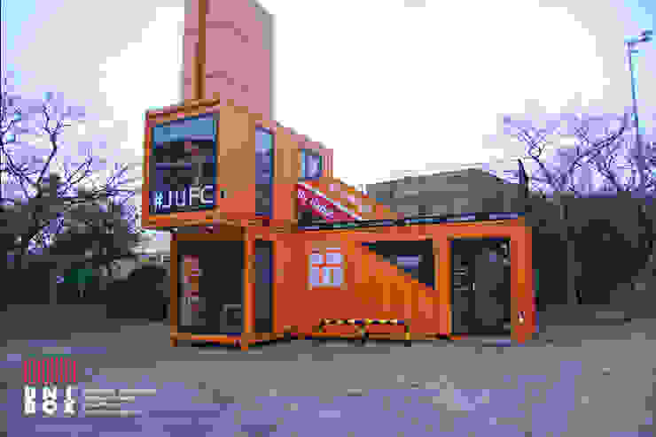 除此之外,将货柜堆叠起来的设计,加上大片的落地窗,让货柜屋更有现代