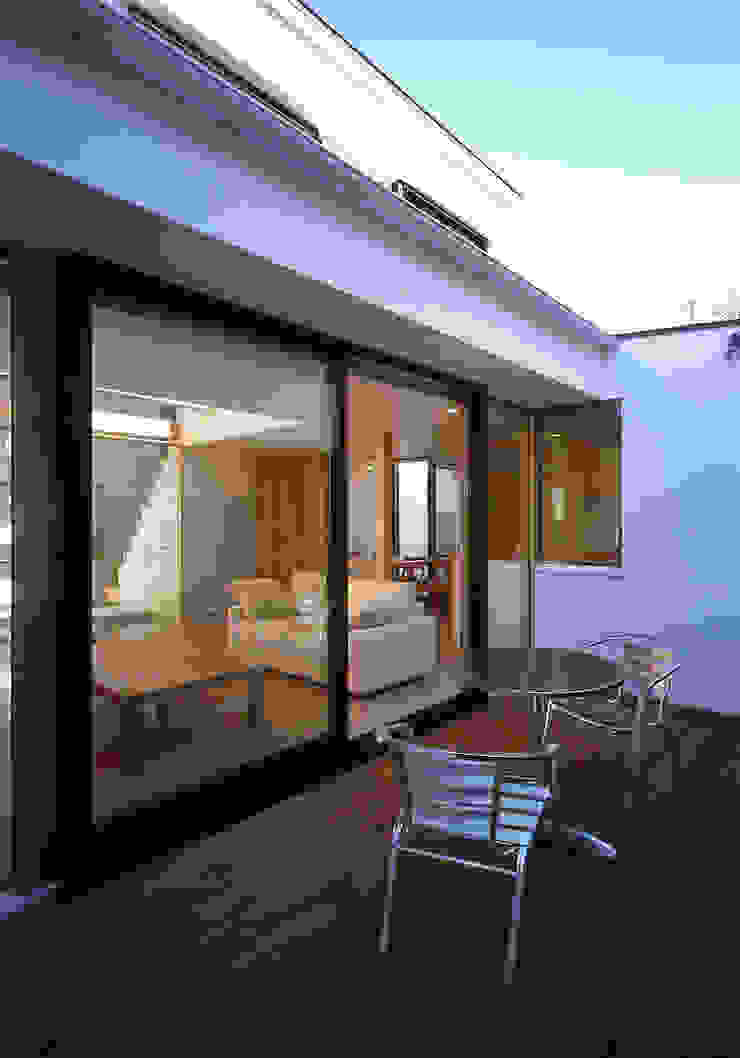 フラットハウス 株式会社横山浩介建築設計事務所 Balkon, Beranda & Teras Modern