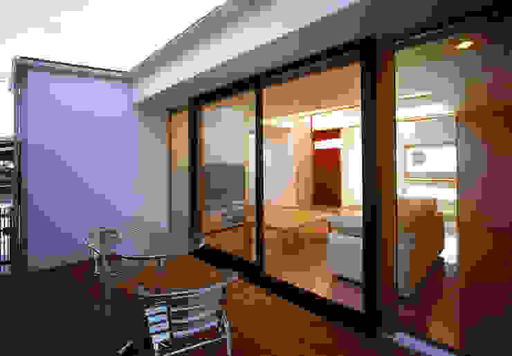 フラットハウス 株式会社横山浩介建築設計事務所 Balkon, Beranda & Teras Modern