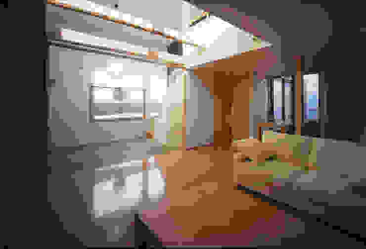 フラットハウス 株式会社横山浩介建築設計事務所 Ruang Keluarga Modern