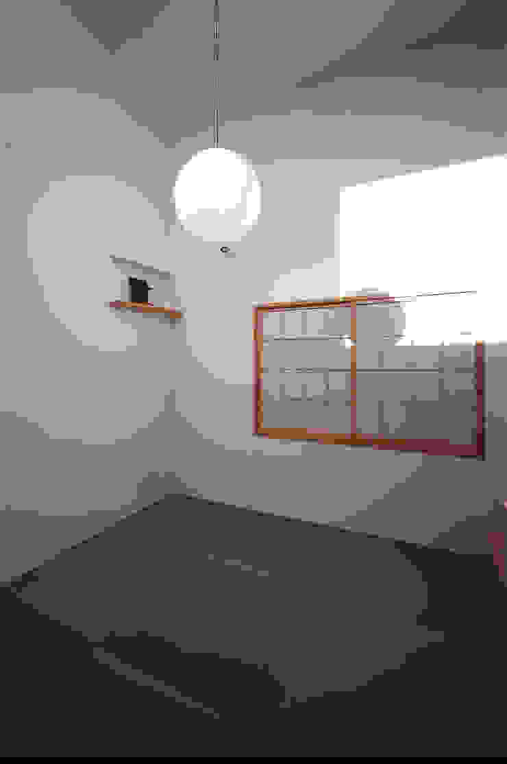 フラットハウス 株式会社横山浩介建築設計事務所 Koridor & Tangga Modern