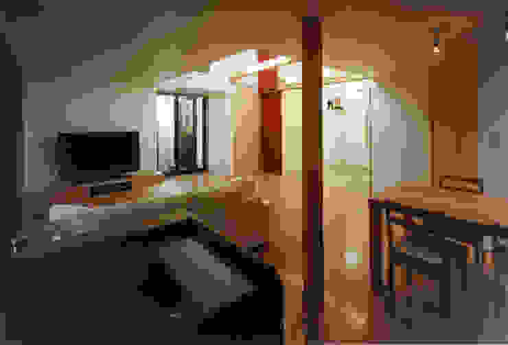 フラットハウス 株式会社横山浩介建築設計事務所 Ruang Keluarga Modern