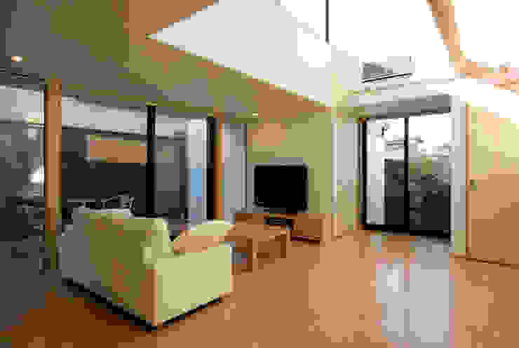 フラットハウス 株式会社横山浩介建築設計事務所 Ruang Keluarga Modern