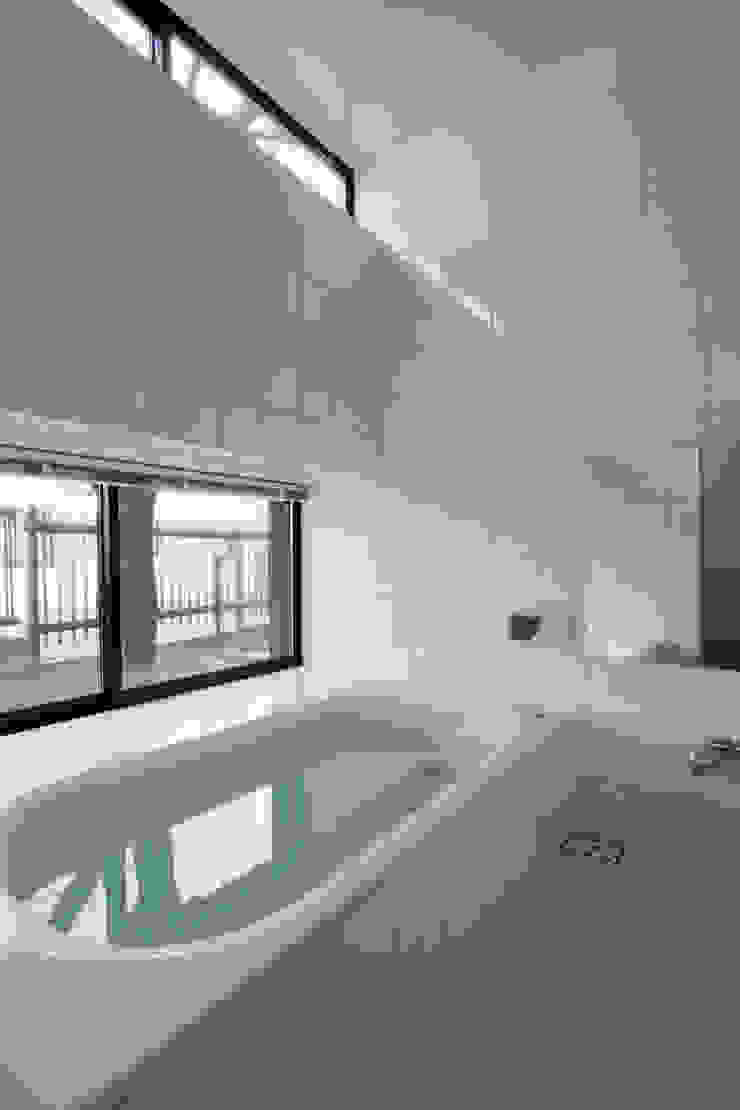 フラットハウス 株式会社横山浩介建築設計事務所 Kamar Mandi Modern