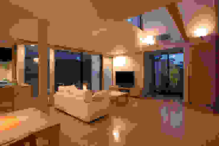 フラットハウス 株式会社横山浩介建築設計事務所 Ruang Keluarga Modern