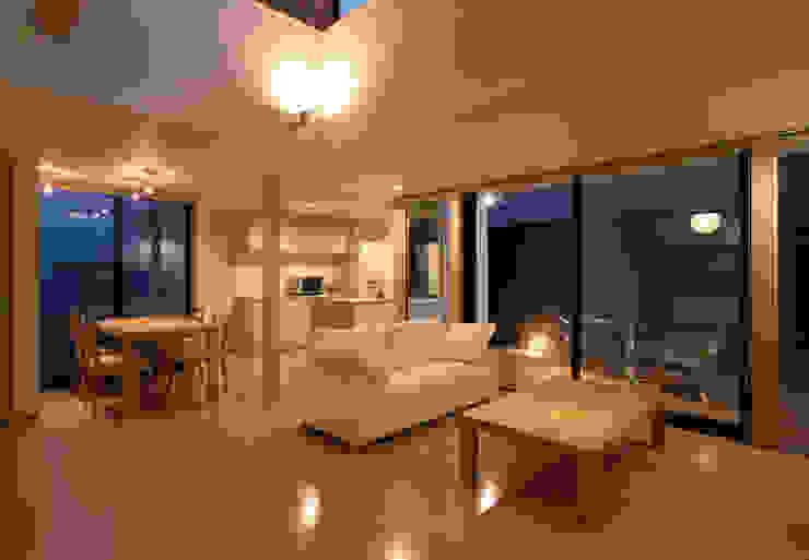 フラットハウス 株式会社横山浩介建築設計事務所 Ruang Keluarga Modern