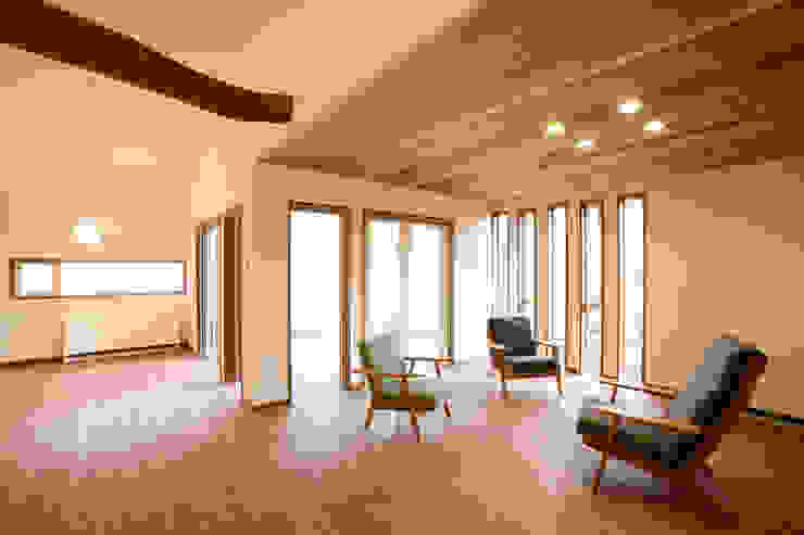 軽井沢 森に集う家／新築別荘, アトリエ・カムイ アトリエ・カムイ Scandinavian style living room