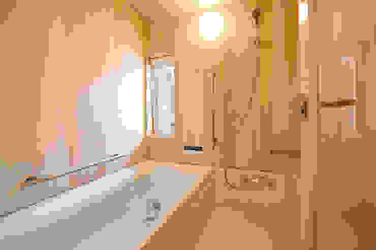 軽井沢 森に集う家／新築別荘, アトリエ・カムイ アトリエ・カムイ Asian style bathroom