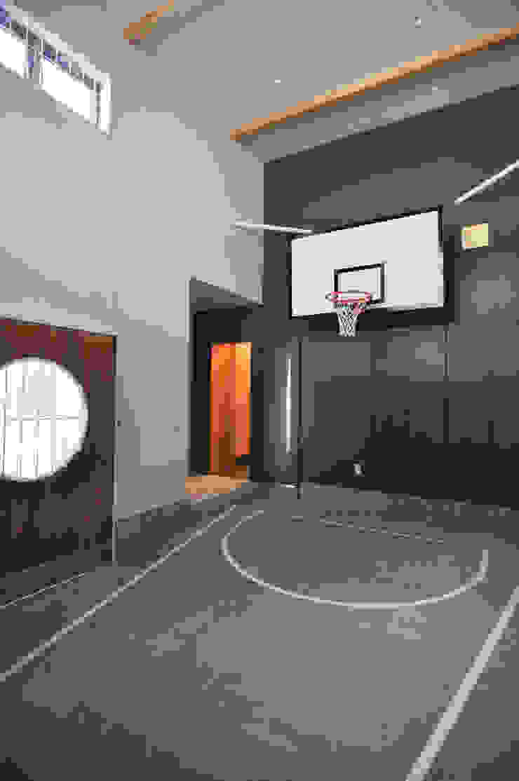 バスケットボールのできる家, （株）独楽蔵 KOMAGURA （株）独楽蔵 KOMAGURA Moderne Garagen & Schuppen