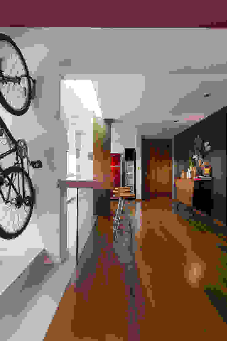 Johnny Thomsen Arquitetura e Design Коридор, прихожая и лестница в модерн стиле