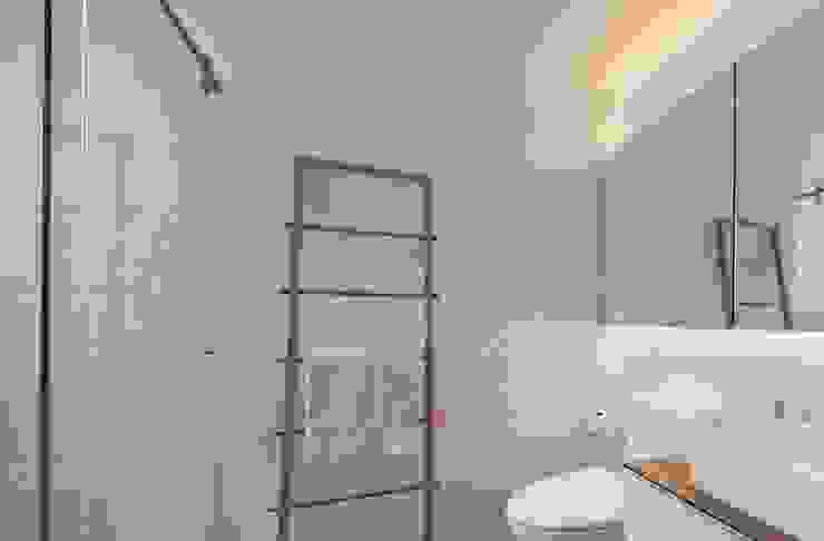 FORESQUE RESIDENCES Eightytwo Scandinavian style bathroom White