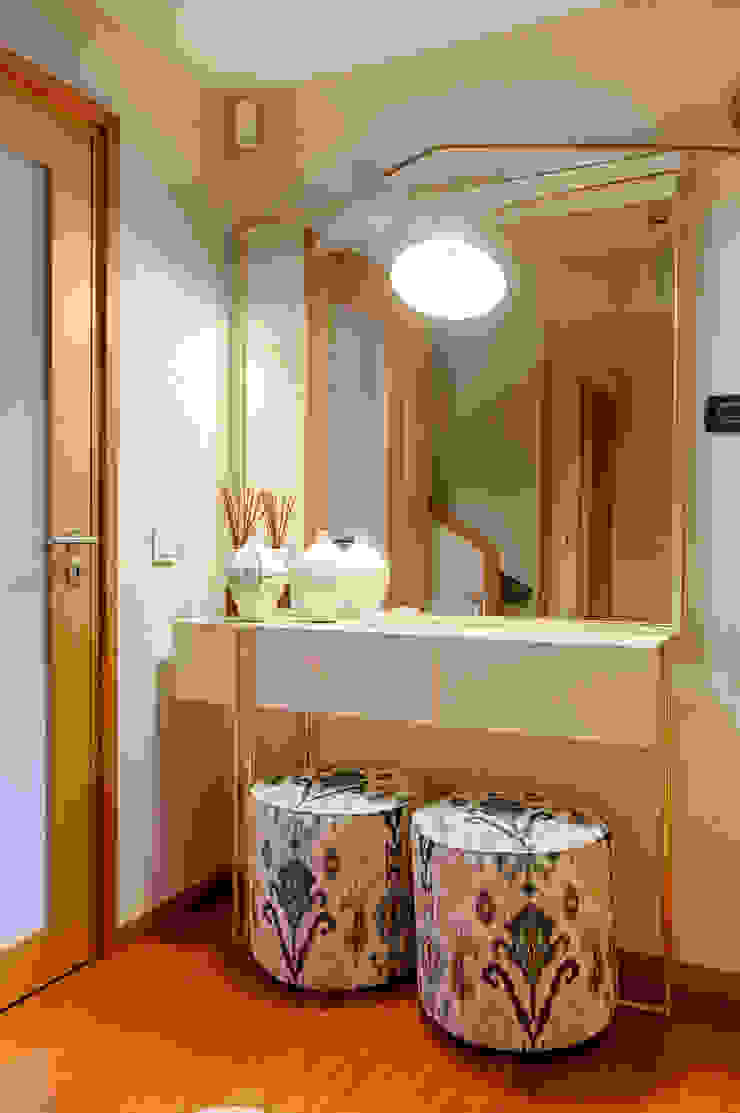 Casa em Leça da Palmeira Corredores, halls e escadas ecléticos por ShiStudio Interior Design Eclético