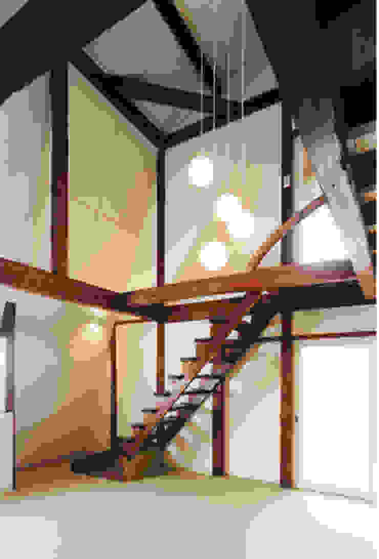 白馬の山小屋〈renovation〉－愛すべきセカンドハウス－, 一級建築士事務所アトリエｍ 一級建築士事務所アトリエｍ カントリースタイルの 玄関&廊下&階段 建物,木,フィクスチャ,家,色合いと色合い,天井,広葉樹,美術,フローリング,ガラス
