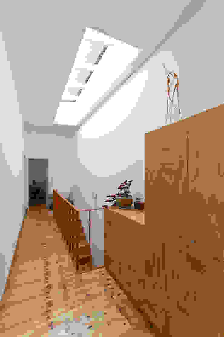 Pop Arq Minimalist corridor, hallway & stairs