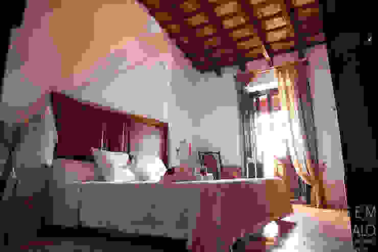 Dormitorio casa rural Gemmalo arquitectura interior Bares y clubs de estilo rural Madera maciza Marrón cabezal cama,mosquitera,techos altos,Hoteles