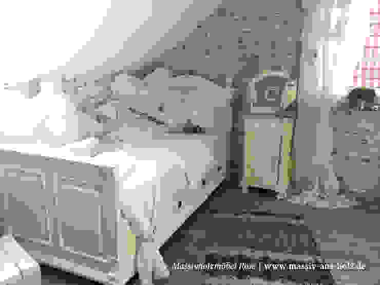 Massivholzbett rustikal in Weiß homify Rustikale Schlafzimmer Holz Weiß Bett rustikal,Massivholzbett,Bett Kiefer,Bett shabby,Bett weiß,Betten und Kopfteile