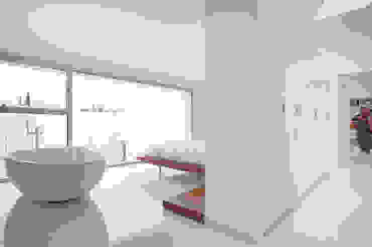 Dormitorio con bañera CABRÉ I DÍAZ ARQUITECTES Dormitorios de estilo minimalista