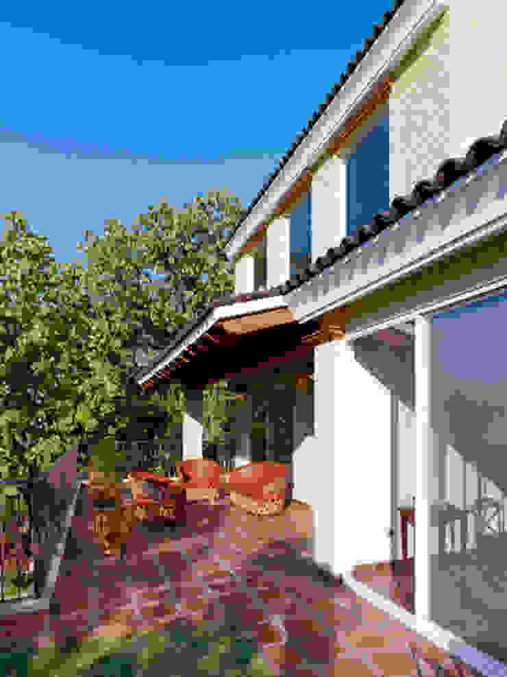 terraza Excelencia en Diseño Balcones y terrazas de estilo colonial Madera Beige