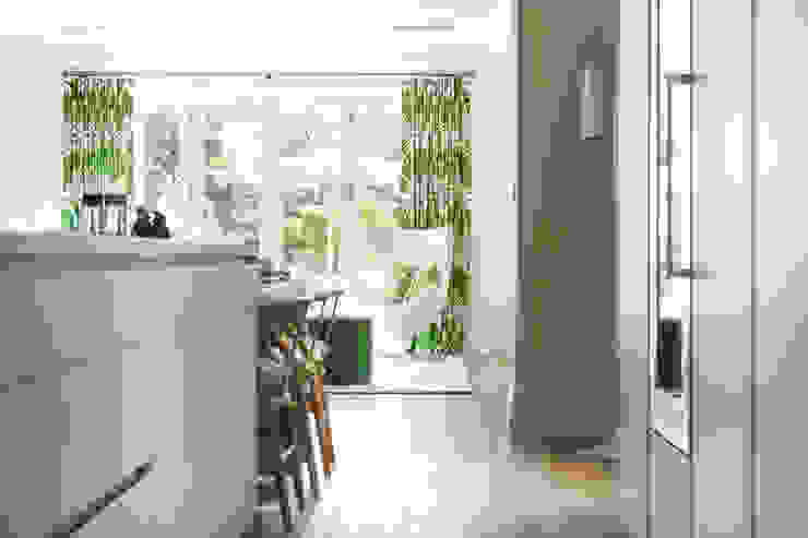 Kitchen/ Family/ Breakfast Room Studio Hooton Modern kitchen