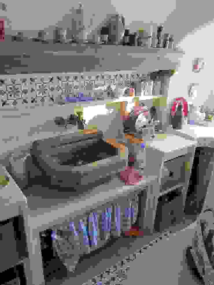 Cucina in marmo Cesario Art&Design Cucina in stile mediterraneo Marmo Beige Proprietà,Blu,Legna,Interior design,Scaffalature,Pavimento,Lo scaffale,Parete,Cornice,Pavimentazione
