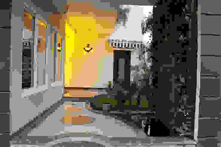 Duplex at Indore, Shadab Anwari & Associates. Shadab Anwari & Associates. Asian style garden Building,Plant,Property,Window,Fixture,Interior design,Architecture,Door,Yellow,Shade
