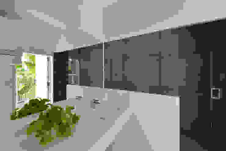 NaK-house, 門一級建築士事務所 門一級建築士事務所 Moderne Badezimmer Beton Weiß