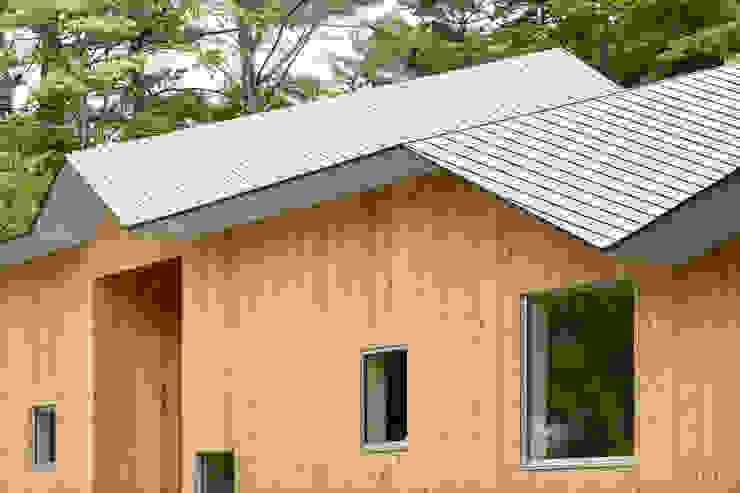 眺望遠山 有著波浪屋頂的木製房屋 Homify