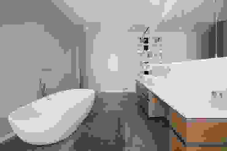 BPLUSARCHITEKTUR 미니멀리스트 욕실