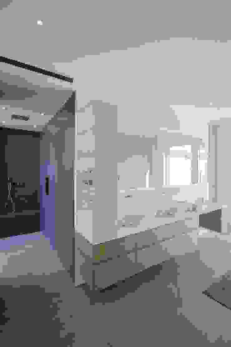 BPLUSARCHITEKTUR 미니멀리스트 욕실