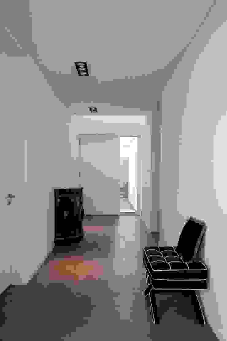 BPLUSARCHITEKTUR 미니멀리스트 복도, 현관 & 계단