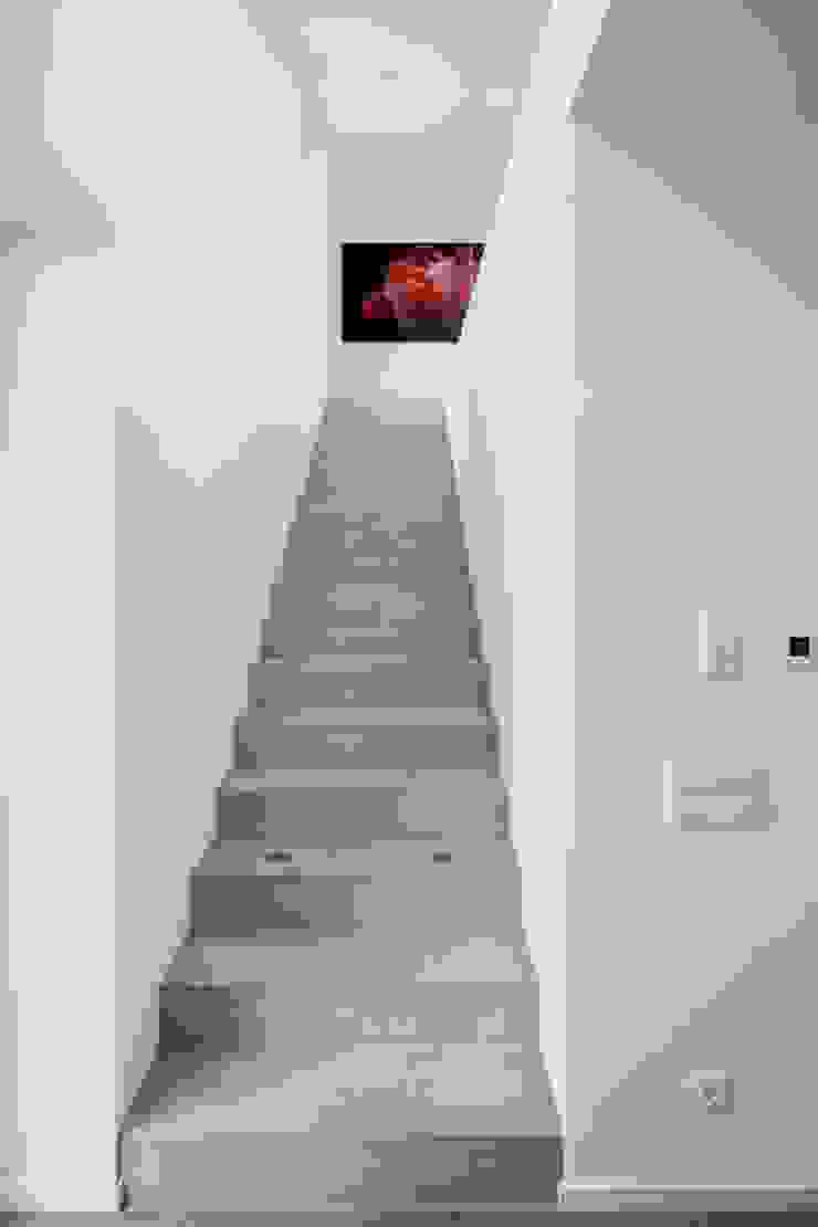 BPLUSARCHITEKTUR 미니멀리스트 복도, 현관 & 계단