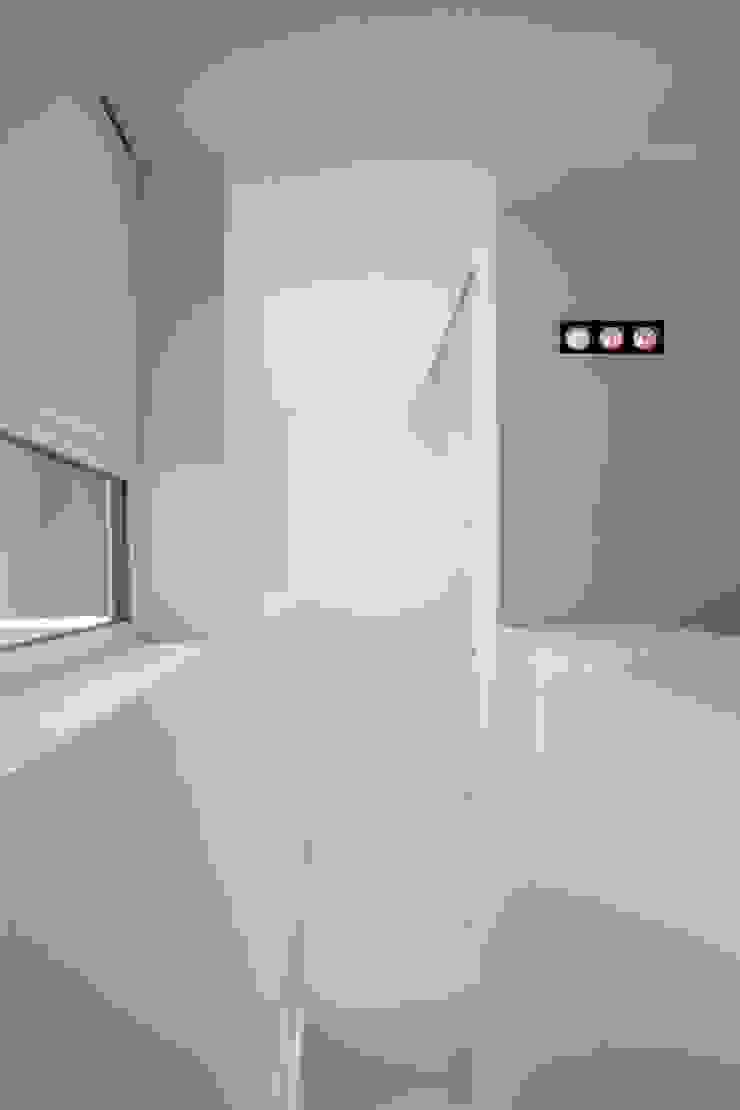 BPLUSARCHITEKTUR 미니멀리스트 복도, 현관 & 계단