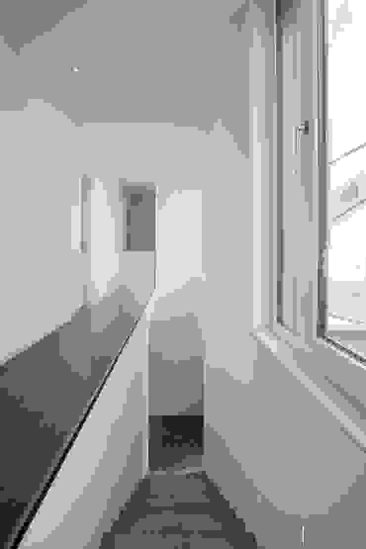 BPLUSARCHITEKTUR 미니멀리스트 복도, 현관 & 계단
