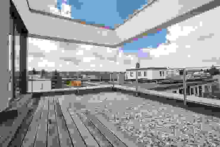 BPLUSARCHITEKTUR 미니멀리스트 발코니, 베란다 & 테라스