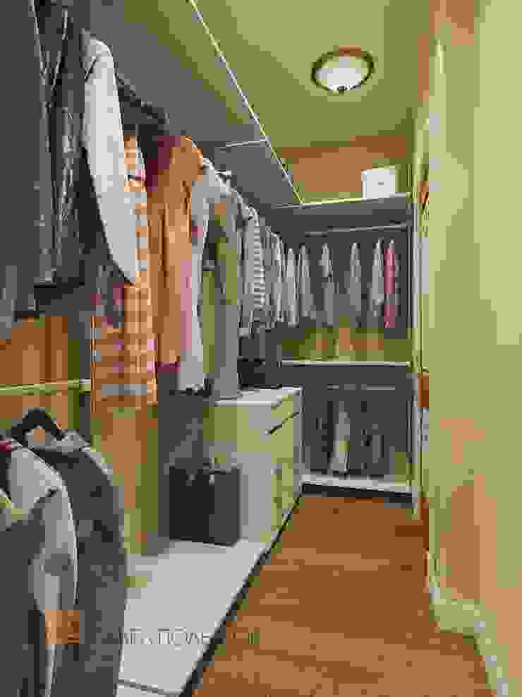 Closets clássicos por Студия Павла Полынова Clássico