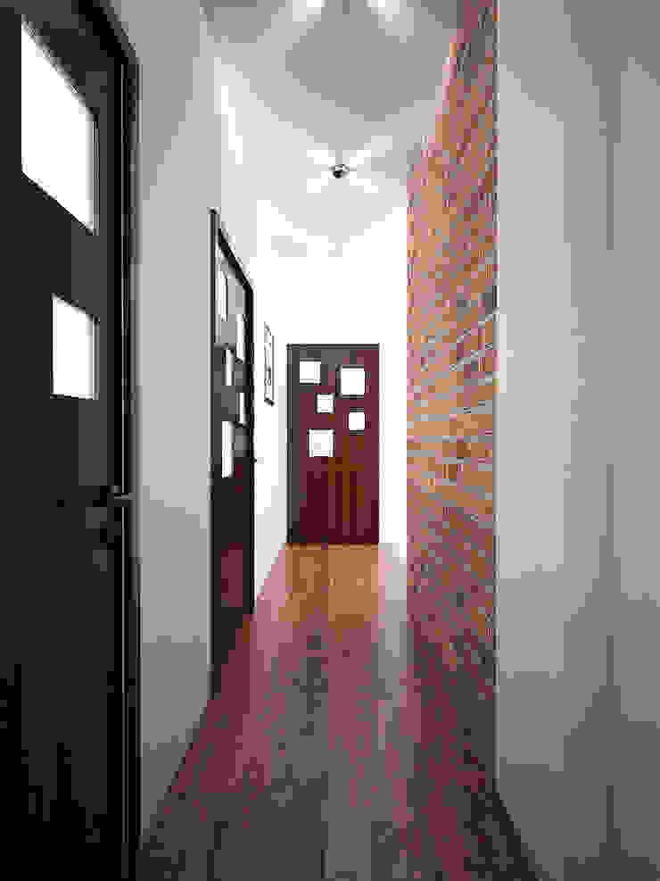 Дизайн студия Александра Скирды ВЕРСАЛЬПРОЕКТ Pasillos, vestíbulos y escaleras de estilo minimalista