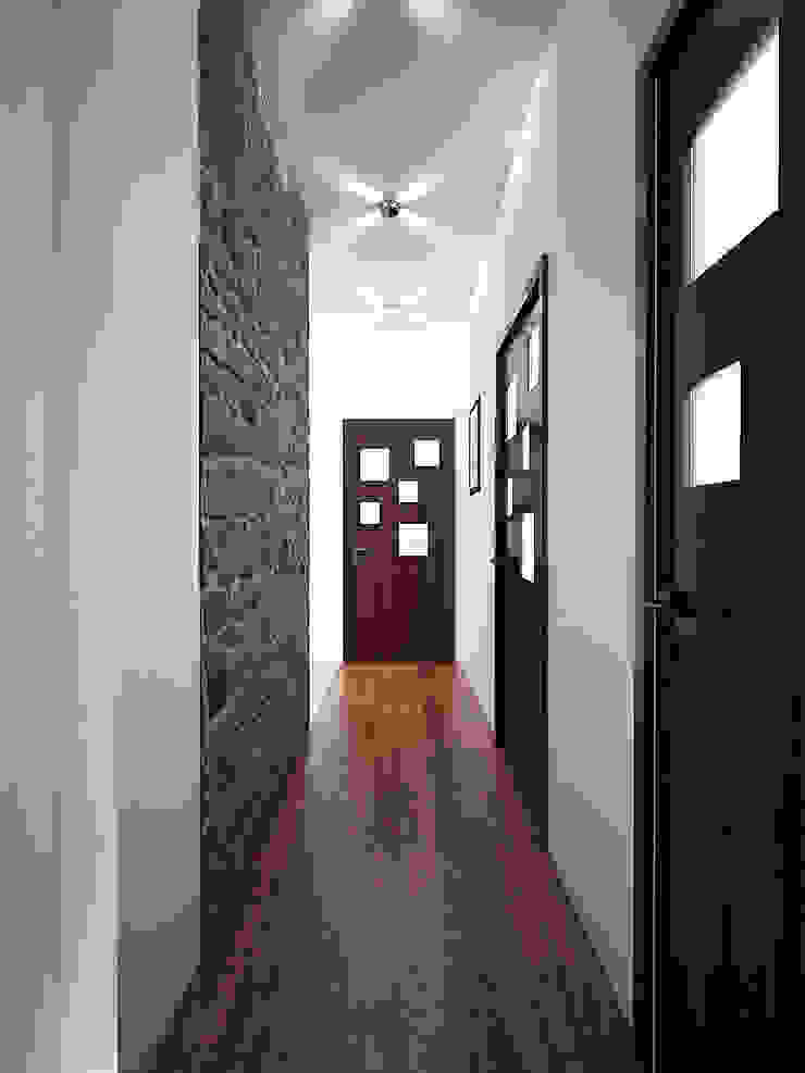 Дизайн студия Александра Скирды ВЕРСАЛЬПРОЕКТ Pasillos, vestíbulos y escaleras de estilo minimalista