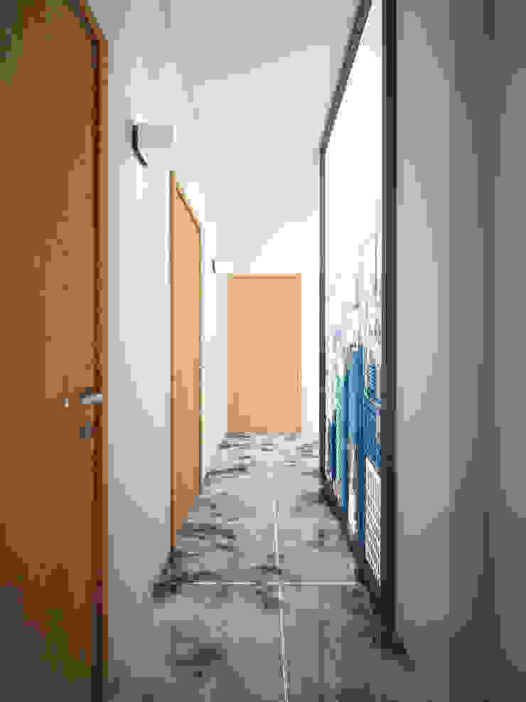 Дизайн студия Александра Скирды ВЕРСАЛЬПРОЕКТ Pasillos, vestíbulos y escaleras de estilo minimalista