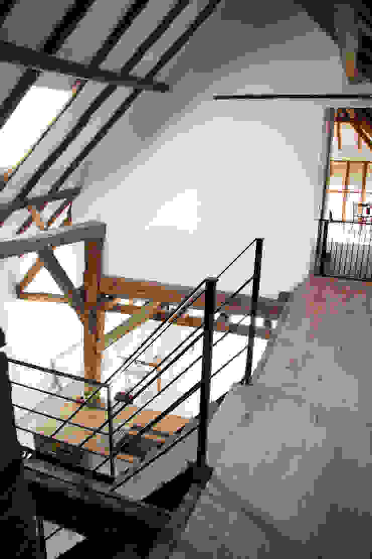 Moderne monumentale boerderij, Arend Groenewegen Architect BNA Arend Groenewegen Architect BNA Country style corridor, hallway& stairs