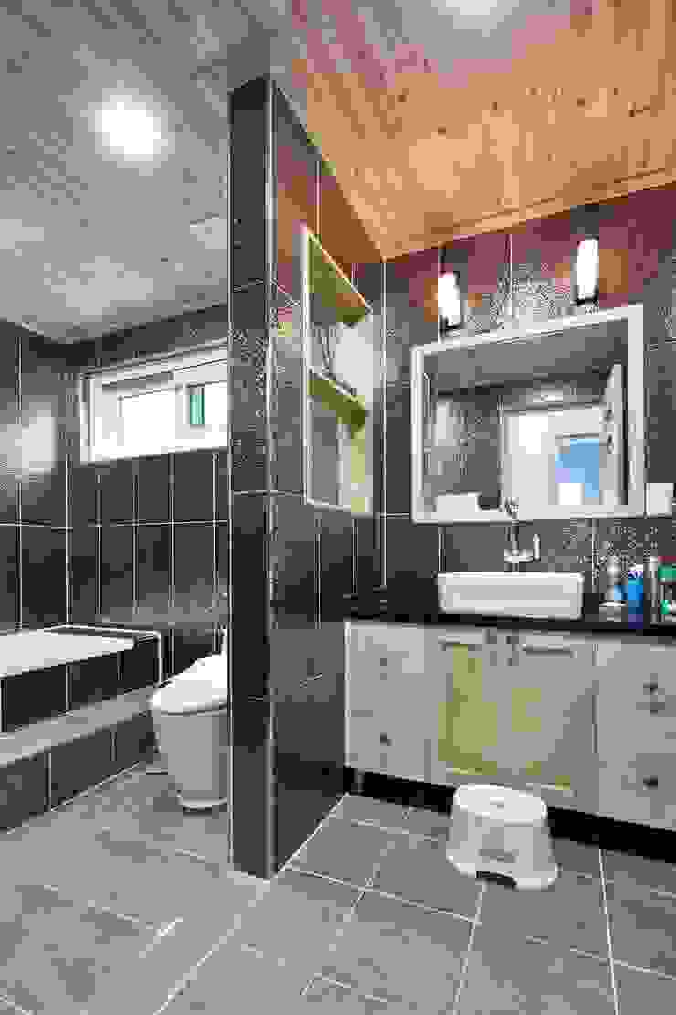 아기자기함과 따스함을 모두 담은 행복터 (양평 도장리 주택), 윤성하우징 윤성하우징 Industrial style bathroom
