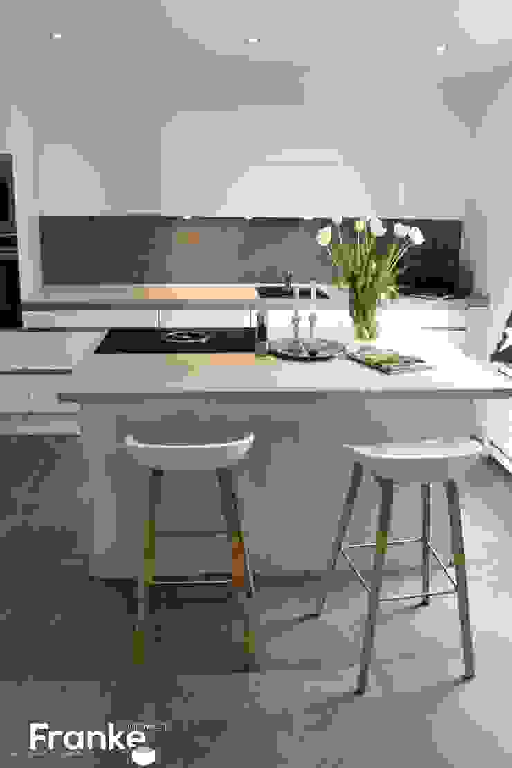 Betonoptik in einer modernen Küche, Elmar Franke Fliesenlegermeisterbetrieb e.K. Elmar Franke Fliesenlegermeisterbetrieb e.K. Modern Kitchen Tiles Grey