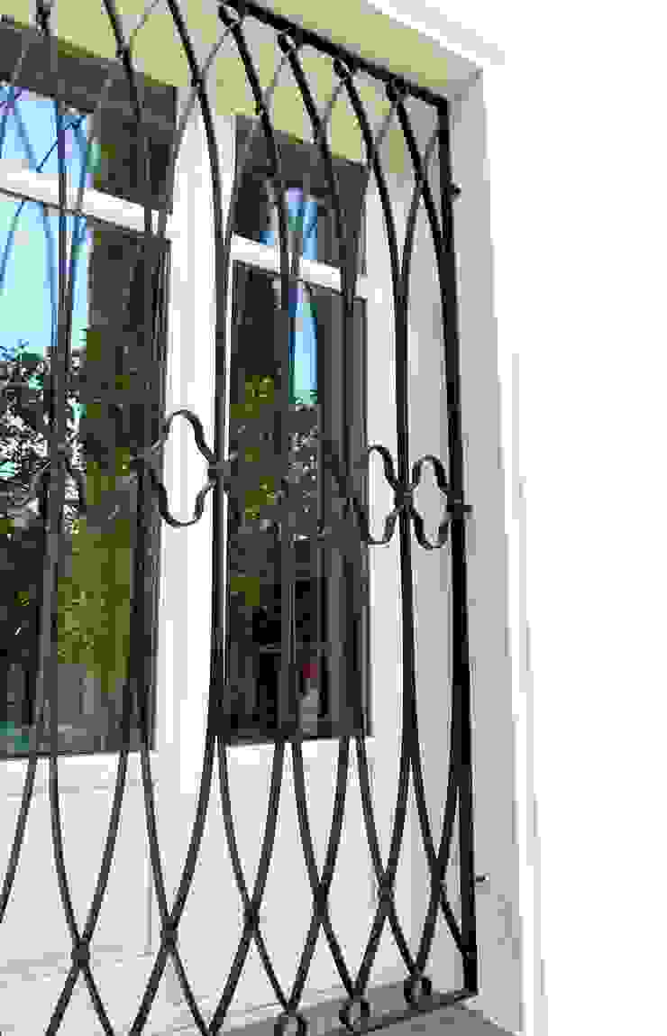 Reja de ventana de hierro con formas homify Puertas estilo rústico Puertas