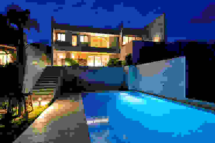 Na-house 門一級建築士事務所 トロピカルスタイルの プール タイル 青色