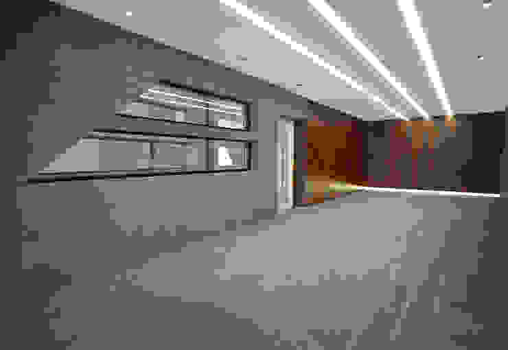 Garagem Garagens e arrecadações modernas por Tiago Martins - 3D Moderno