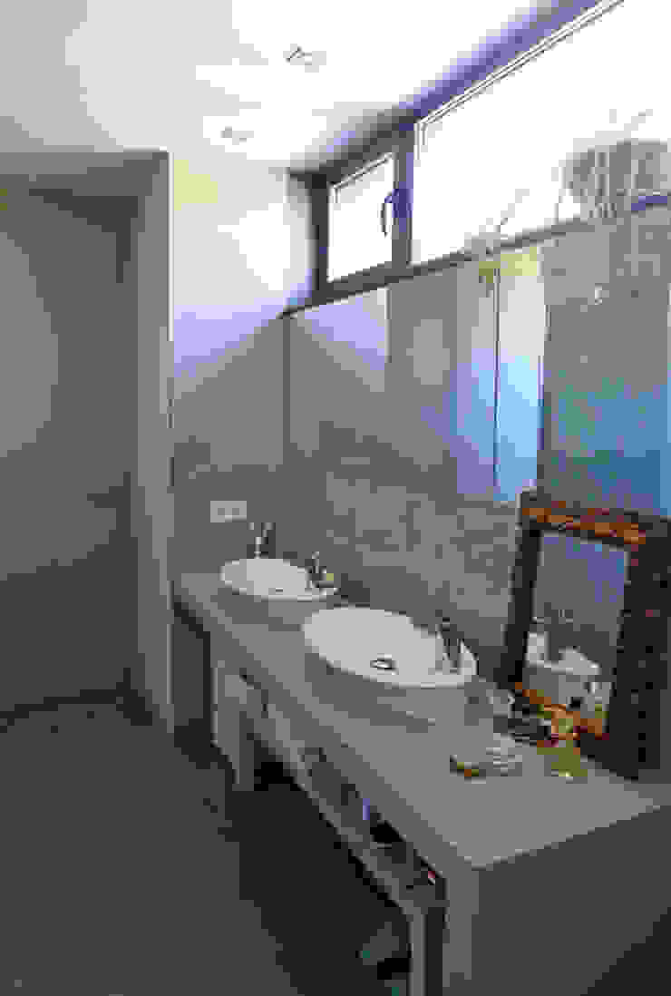 homify Modern Bathroom