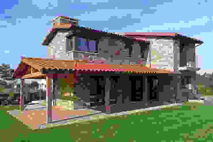 Una Casa estilo Cabaña con Paredes de Piedra, Jardines y Piscina!, AD+ arquitectura AD+ arquitectura Rustikale Häuser